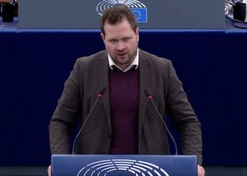 “Zoti Trump fu*k off”/ Eurodeputeti  shpërthen ndaj Donald Trump: Groenlanda nuk është në shitje