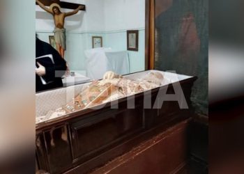 FOTOLAJM / Trupi i pajetë i Janullatos, në kishën e spitalit të Athinës