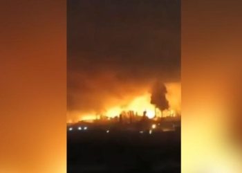 VIDEO/ Ukraina valë sulmesh, momenti kur rafineria më e madhe e naftës në Rusi rrafshohet nga flakët pas sulmit me dronë