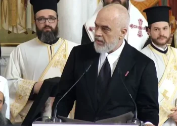 Anastasi erdhi mes nesh si një prift nga Greqia dhe u nda nga ne, si Anastasi i Shqipërisë