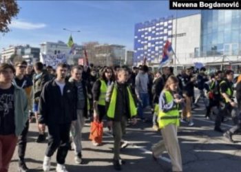 Vijojnë protestat në Serbi, studentët nisin marshimin në këmbë nga Beogradi për në Novi Sad