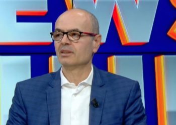 Nisma e Berishës për njohjen e vetëm dy gjinive, ironizon Petro Koçi: Nuk di gjininë e tij politike!