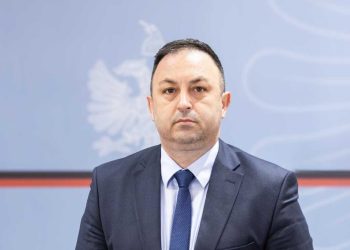 Efektivi i policisë u hodh nga pallati, vjen reagimi i ministrit Hoxha