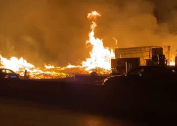 VIDEO/ Zjarr në kontejnerët e mbetjeve në Labinot-Fushë, Policia dhe forcat zjarrfikëse në vendngjarje