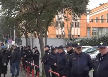 “Blindohet” SPAK, Berisha niset për në Prokurorinë e Posaçme! Grumbullohen protestuesit