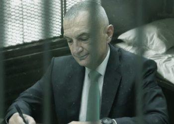 “Edhe me pranga do t’iu përgjigjesha gazetarëve”, Meta reagon pas marrjes në pyetje nga SPAK