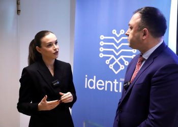 Ministri Hoxha inspektim tek IdentiTek, jep lajmin e mirë për shqiptarët jashtë vendit: Përgjysmohet koha e pajisjes me dokumente!