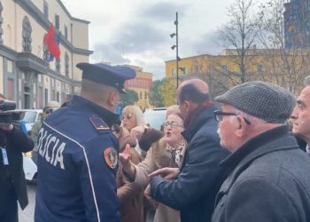 Protesta para Bashkisë Tiranë, qytetarët përplasen me militantët e Berishës dhe Metës për rrugët e bllokuara