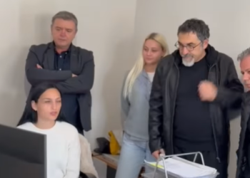 PS hap zyrën e asistencës në Athinë, Çuçi-emigrantëve: Ejani nëse nuk regjistroheni dot në faqen e KQZ