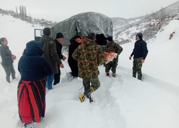 FOTOLAJM / Në mes të dëborës, Forcat e Armatosura transportojnë fëmijën e sëmurë në Bulqizë