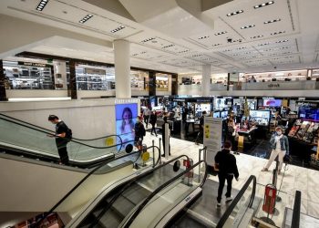 Dështon arratisja! Shqiptarja kapet duke u larguar pa paguar veshjet dhe çantat në vlerë 7 mijë euro në Milano