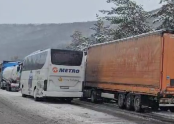 Ishin bllokuar në Kapshticë prej dëborës, nis lëvizja e kamionëve dhe autobusëve në drejtim të Greqisë
