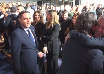 Fushatë me “miza” dhe “moçal pështymash”, Abdixhiku i LDK sfidon Kurtin në debat “kryeministrash”