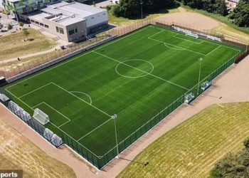 700 mijë paund shkojnë “dëm”, nxënësit ndalohen të luajnë në fushën e re, fqinjët shqetësohen nga zhurma e bilbilit të arbitrit