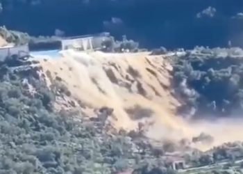 VIDEO / Momenti kur çahet diga e hidrocentralit të Bunecit, panik te banorët e zonës