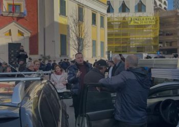 Tensione në protestën e PD-PL para bashkisë së Tiranës, qytetarët sherr për bllokimin e rrugës