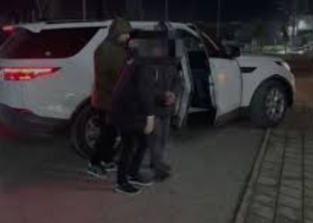 I mituri dhunon policin në Vlorë/ Një grua godet me gotë në fytyrë një 28-vjeçare