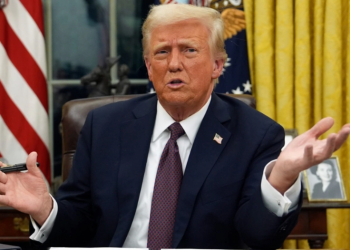 “A e nisët si diktator ditën e parë?”, gazetari e vë “me shpatulla pas muri” Trumpin