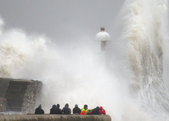 Alarm “i kuq”, tornado dhe erë deri në 160 km/h, “stuhia e shekullit” pritet të godasë Britaninë dhe Irlandën