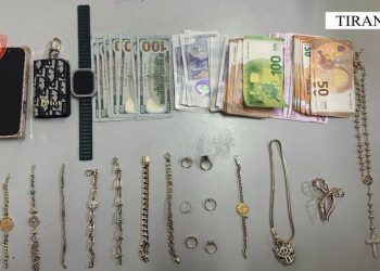 Rekrutonte vajza për prostitucion, kapet turkja në Rinas, sekuestrohen dhe bizhuteri