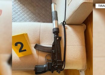 Automatik me silenciator, fishekë dhe sëpatë, çfarë iu gjet të shpallurit në kërkim për vrasjen e Lulzim Vishës