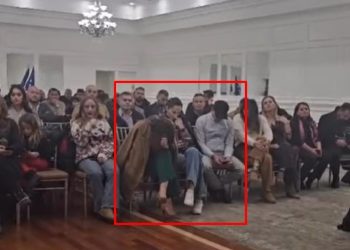 VIDEO/ Demokratët e “lëkundur” në Toronto, marrin pjesë në takimin e PD, por përpiqen “t’i shpëtojnë” kamerës