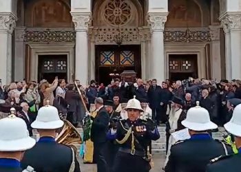 VIDEO / Nën tingujt funebër të bandës së Marinës greke, trupi i Janullatos niset drejt Tiranës