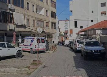 Një muaj më parë tentoi të hidhej nga pallati, i riu i jep fund jetës sot në Pogradec