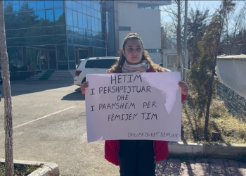 Protesta e çuditshme! Gruaja në Korçë akuzon edukatoren e kopshtit për dhunë ndaj fëmijës