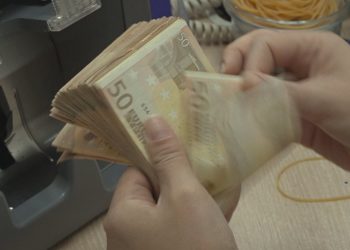 Euro po forcohet, bizneset me shpresa, FMN thirrje për kurs fleksibël të këmbimit