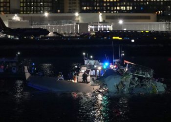 Tragjedi ajrore në SHBA, avioni përplaset me helikopterin ushtarak, mbi 60 viktima. Trump hedh dyshime: Pse kulla e kontrollit nuk i tha…