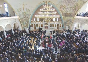 LIVE nga Katedralja “Ngjallja e Krishtit”! Qindra besimtarë e personalitete përcjellin Kryepeshkopin Anastas