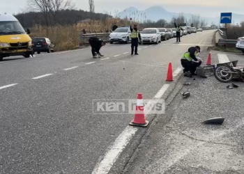 Aksident i rëndë në aksin Lezhë-Shkodër, furgoni përplaset me motorin