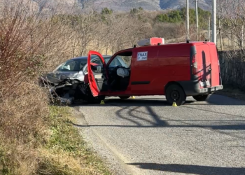 VIDEO / Aksident në Fishtë të Lezhës, “Golfi” përplaset me furgonin