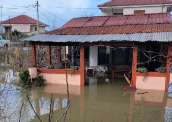 “Uji mori përpara gjithçka”/ Kanalizimet problematike përmbytin qindra banesa në Durrës