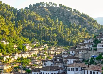 VIDEO/ BBC i kushton reportazh transformimit të Tiranës: Dikur vendi më i izoluar, sot plot me turistë