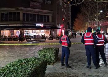 Të shtëna me armë zjarri në Vlorë, pas një debati virtual disa të rinj konfliktohen me njëri-tjetrin