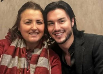 E vërteta e FOTOS së Parashqevi Simakut në pritje të takimit të shumëpritur me djalin, që trazoi rrjetin!