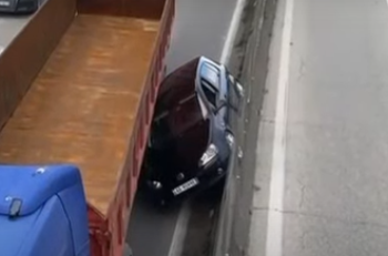 E frikshme në autostradën Durrës – Tiranë, kamioni merr përpara “Golf”-in, shpëton mrekullisht shoferi (VIDEO)