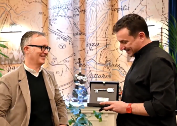 Ambasadori Bucci mbyll mandatin, Veliaj e nderon me “Çelësin e Qytetit”: Misionar i afrimit me Italinë