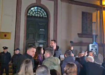 “I shitur! Komunistët nuk bëhen njerëz”/ Kush e thirri protestën? Lapaj dhe Qorri sherr para Ministrisë së Brendshme (VIDEO)
