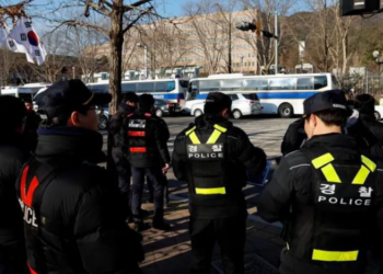 “Do t’ju ndalojmë me jetët tona”/ Anulohet arrestimi i presidentit Yoon në Korenë e Jugut, përplasje e tensionuar me ekipin e sigurisë
