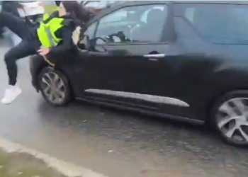 VIDEO/ Protesta masive nga studentët në Serbi, një automjet futet mes turmës dhe merr përpara dy vajza