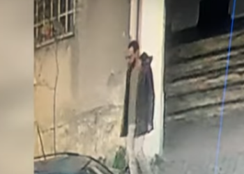 Masakroi të moshuarin me çekiç dhe thikë, momenti kur 39-vjeçari largohet nga pallati pas kryerjes së krimit (VIDEO)