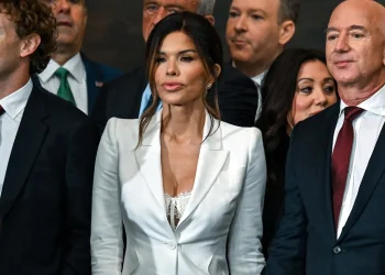 VIDEO/ Zuckerberg nuk i shpëton dot kamerave, themeluesi i Facebook kapet “mat” duke parë gjoksin e të fejuarës së Jeff Bezos