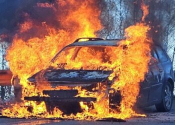 Shkrumbohet makina në bypassin e Murrizit, shpëtojnë mrekullisht dy të rinjtë