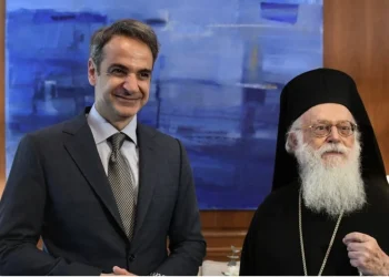 Në gjendje të rëndë shëndetësore, kryeministri grek Mitsotakis viziton në spital kryepeshkopin Anastas Janullatos