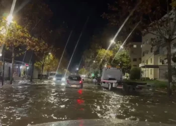 Reshjet e shiut përmbytin rrugët e Durrësit