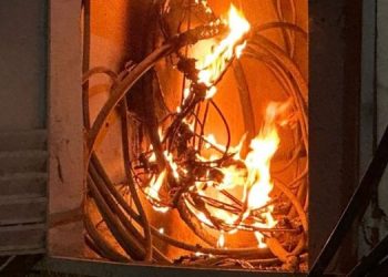 Merr flakë kabina elektrike në parkingun nëntokësor te Bulevardi i ri në Tiranë