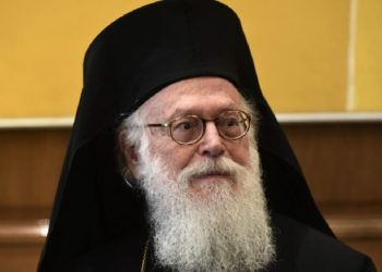 Kryepeshkopi Janullatos i nënshtrohet trakeostomisë